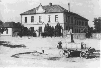  Bývalá DIEVČENSKÁ ŠKOLA, neskôr škola s vyučovacím jazykom slovenským - fotografia z r. 1947